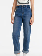 A lady wears cropped jeans.